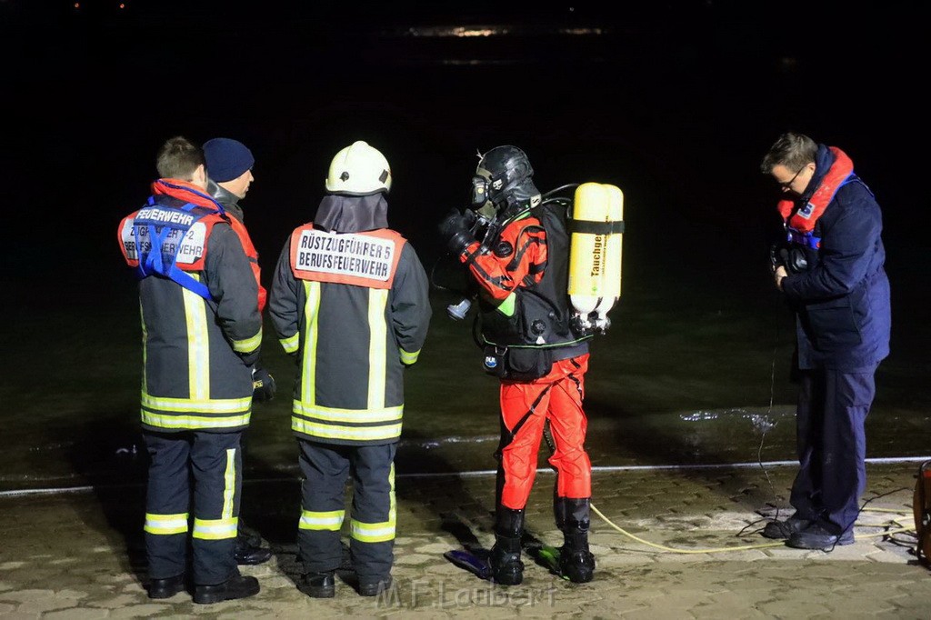 PKW im Rhein Koeln Merkenich neben dem Hitdofer Faehranleger P06.jpg